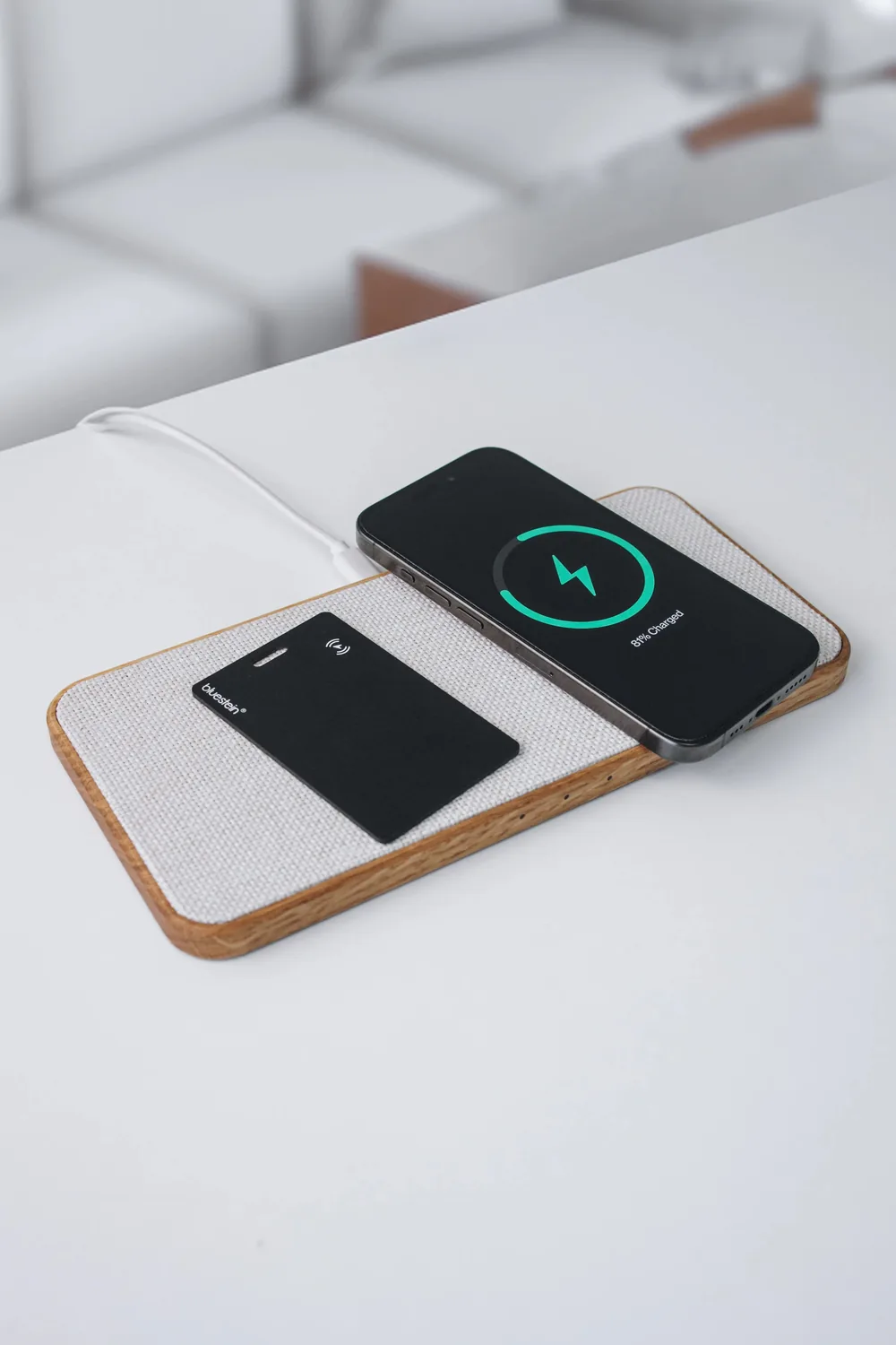SlimTag Pro auf einem kabellosen Ladegerät